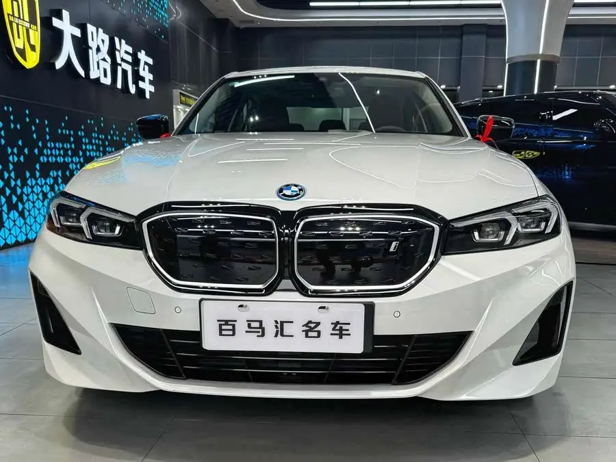 بي إم دبليو i3 2025 eDrive 40 L حزمة الرياضة الظلية
