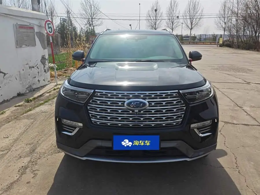 مستكشف 2020 EcoBoost 285 نسخة Titanium للدفع الرباعي 6 مقاعد