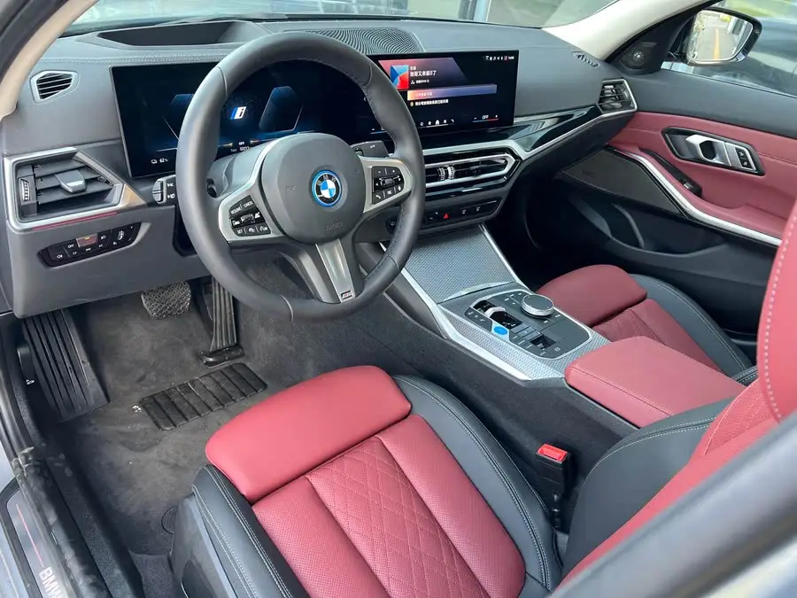 بي إم دبليو i3 2024 eDrive 40 L حزمة الرياضية الليلية