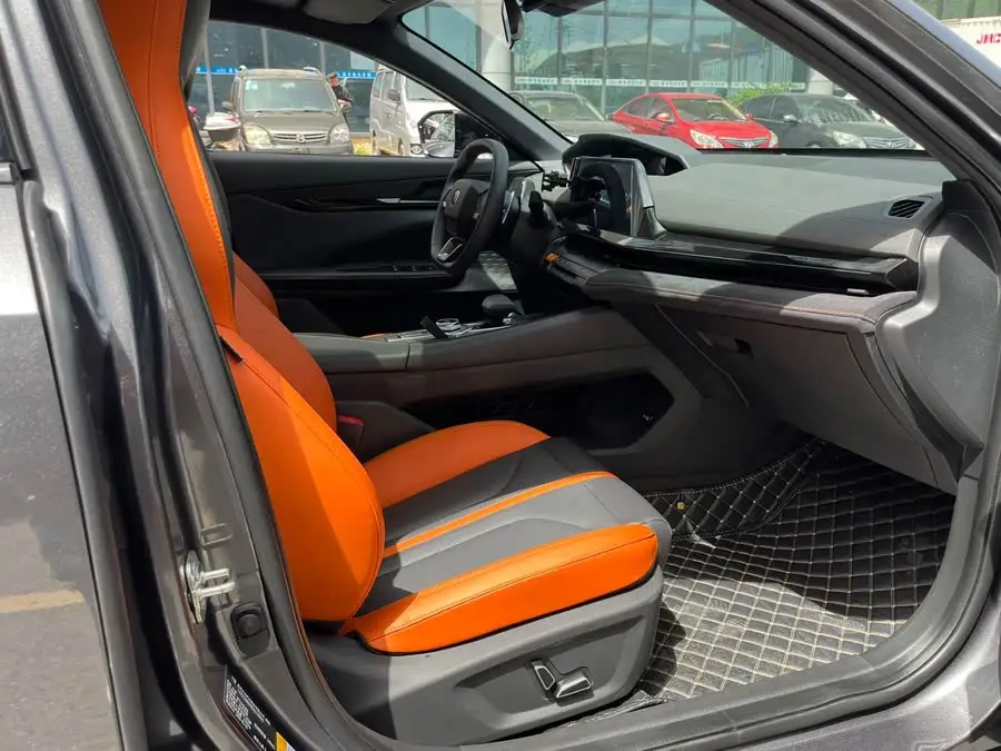 شانجان UNI-V 2024 1.5T النموذج الرياضي المتميز