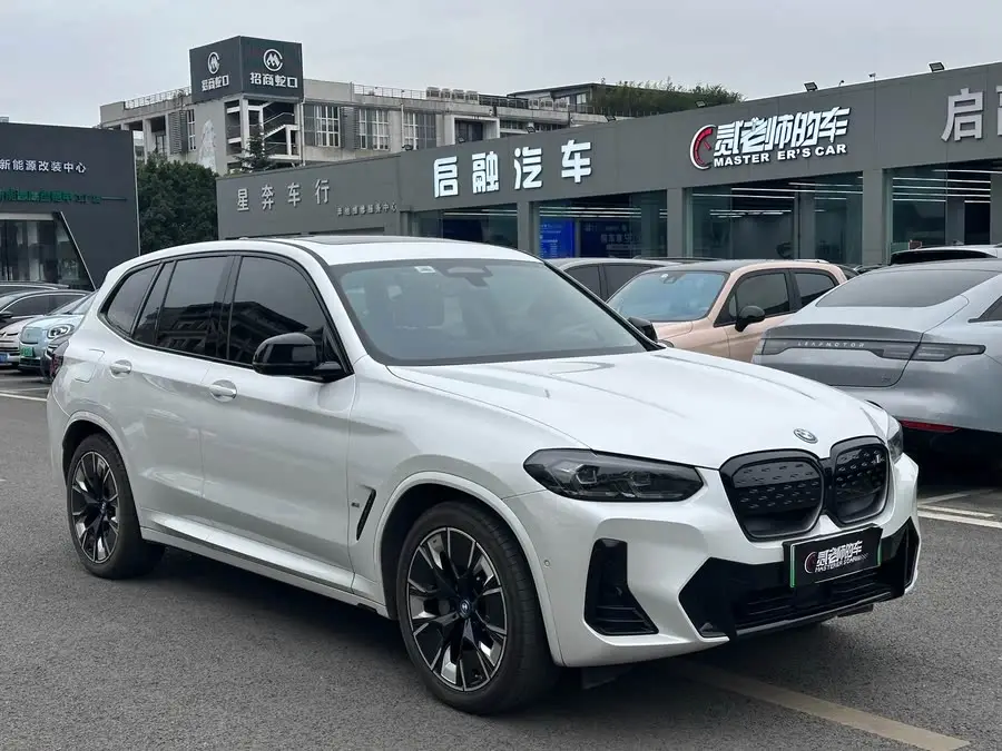 بي إم دبليو iX3 2023 إصدار رائد