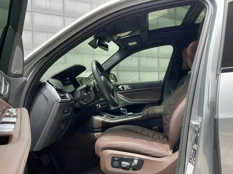 بي إم دبليو X5 2022 طراز مُعدل xDrive 40Li حزمة رياضية M