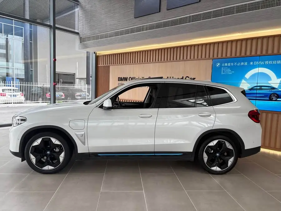 بي إم دبليو iX3 طراز 2021 إصدار قيادة