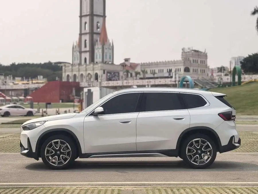 بي إم دبليو X1 2023 sDrive25Li حزمة تصميم X