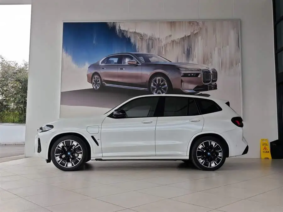 بي إم دبليو iX3 2022 طراز مُعدل نموذج قيادي