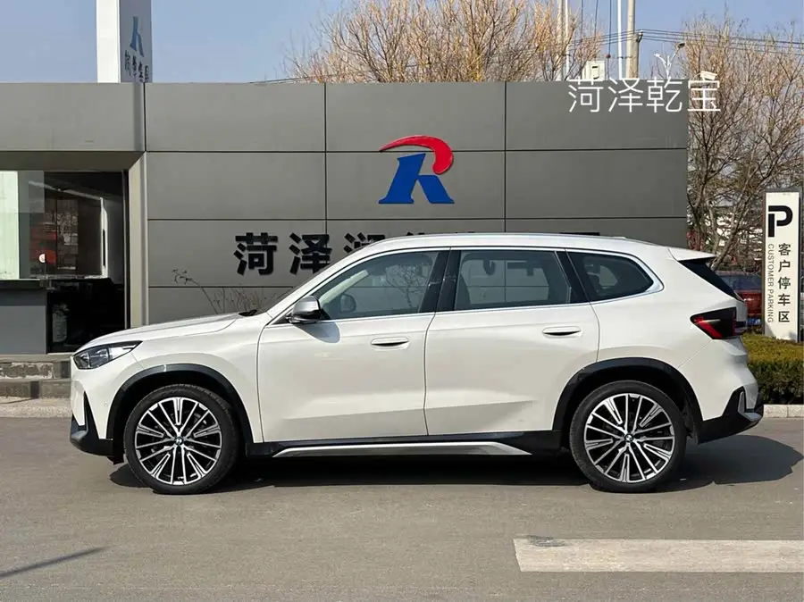 بي إم دبليو X1 2023 xDrive25Li حزمة تصميم X