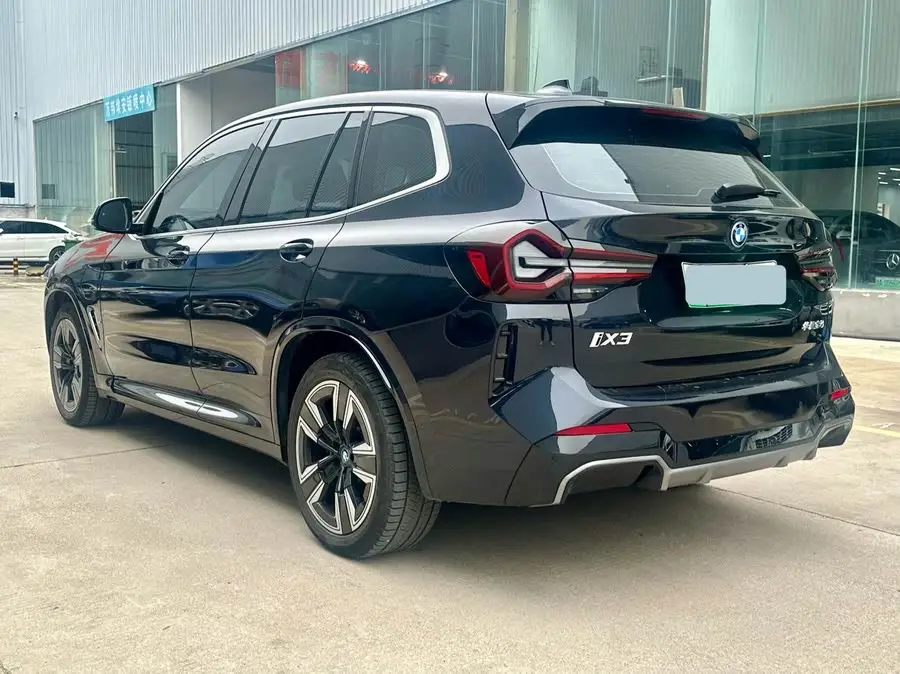 بي إم دبليو iX3 2023 الطراز الرائد