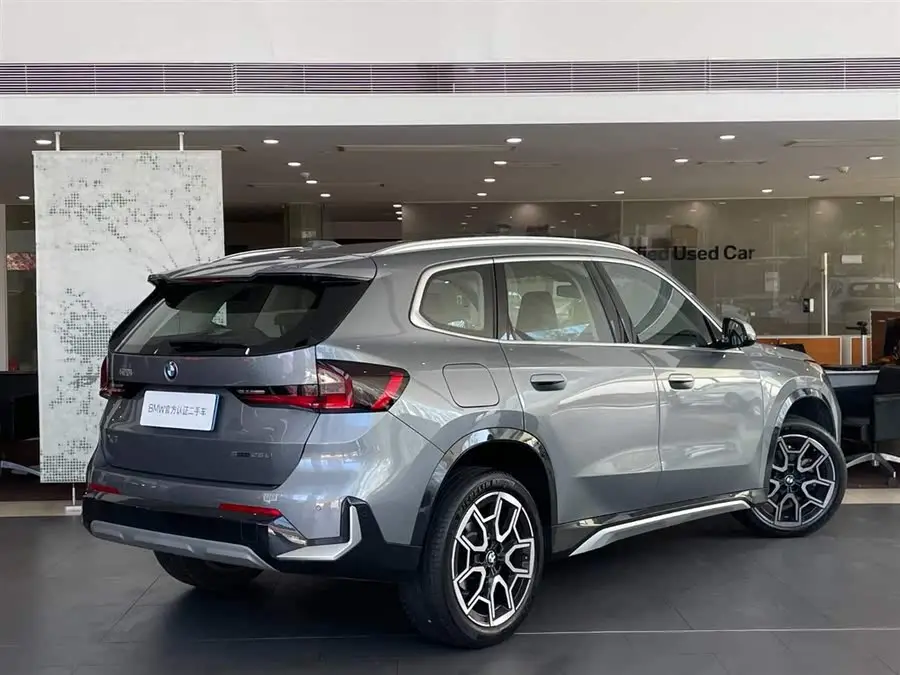 BMW X1 2023 sDrive25Li حزمة التصميم X