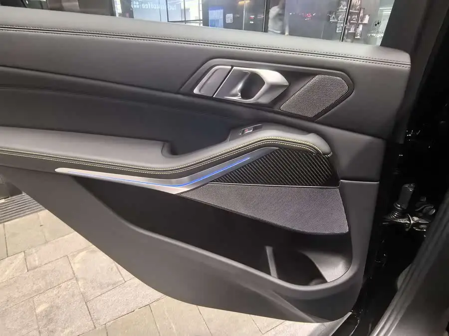 بي إم دبليو X5 2024 xDrive 40Li النسخة المحدودة من اللهب الأسود