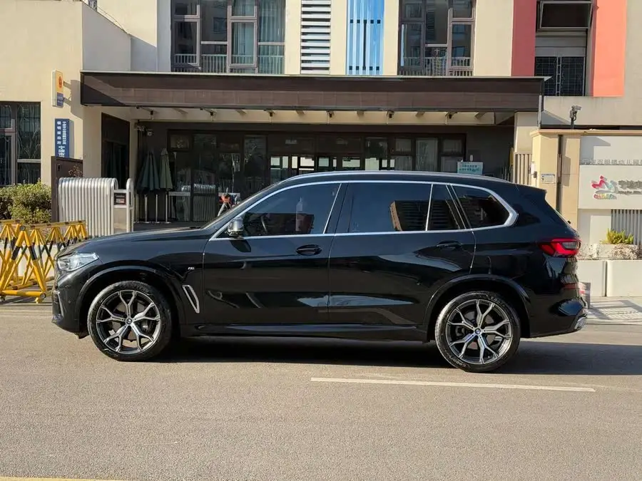 2022 بي إم دبليو X5 xDrive 40Li حزمة M الرياضية