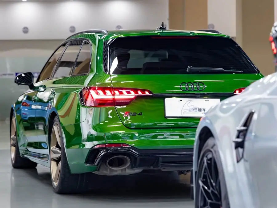 أودي RS 4 2022 RS4 أفانت إصدار الذهب الداكن