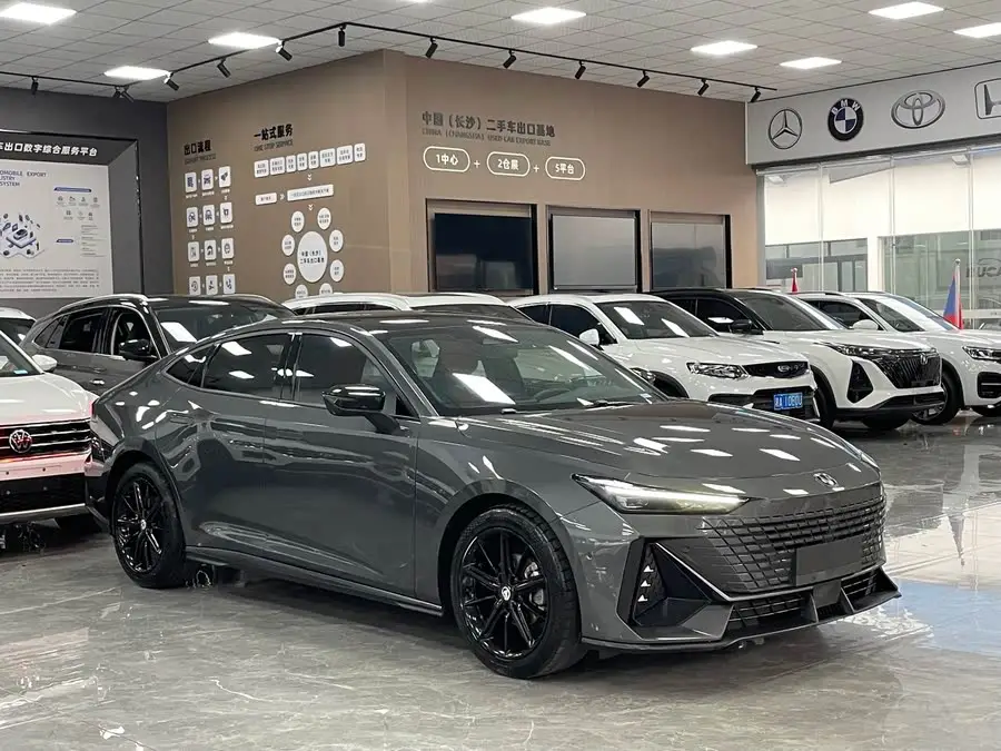 Changan UNI-V 2022 1.5T Smart Navigation Edition