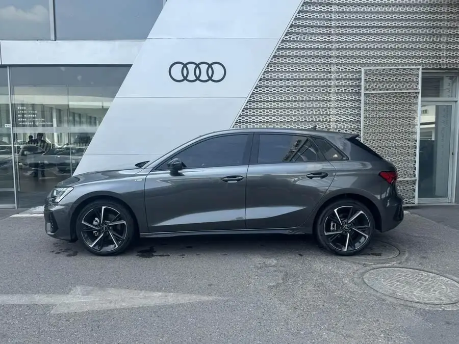 أودي A3 2023 سبورتباك 35 TFSI طراز رياضي أنيق