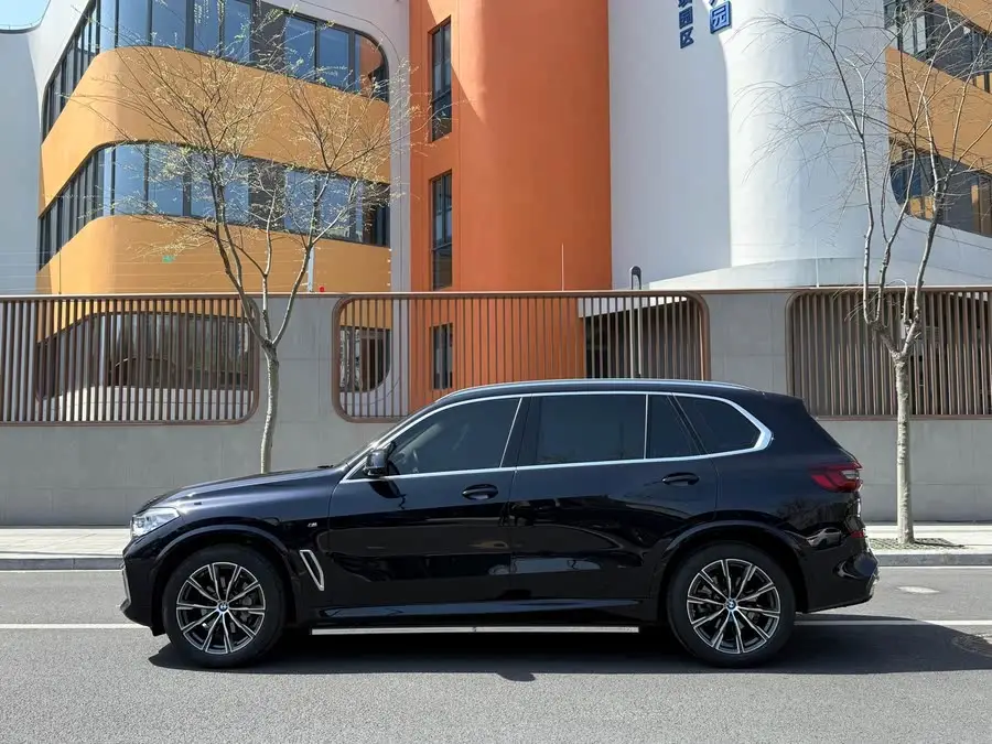 2022 بي إم دبليو X5 xDrive 30Li حزمة M الرياضية