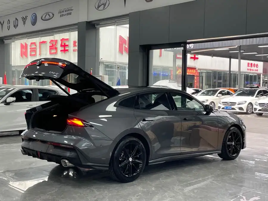 Changan UNI-V 2022 1.5T Smart Navigation Edition