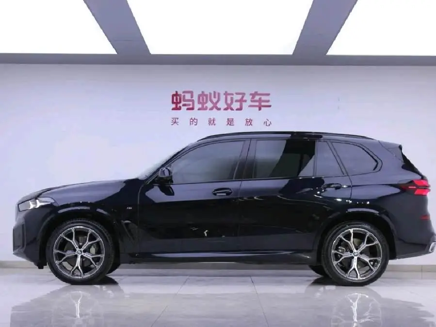 بي إم دبليو X5 2023 xDrive 30Li باقة M الرياضية الفاخرة ذات اللون الأسود الليلي