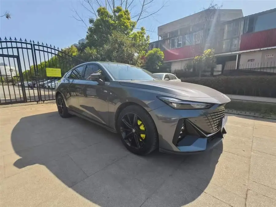 شانجان UNI-V 2023 طراز 1.5T المتميز