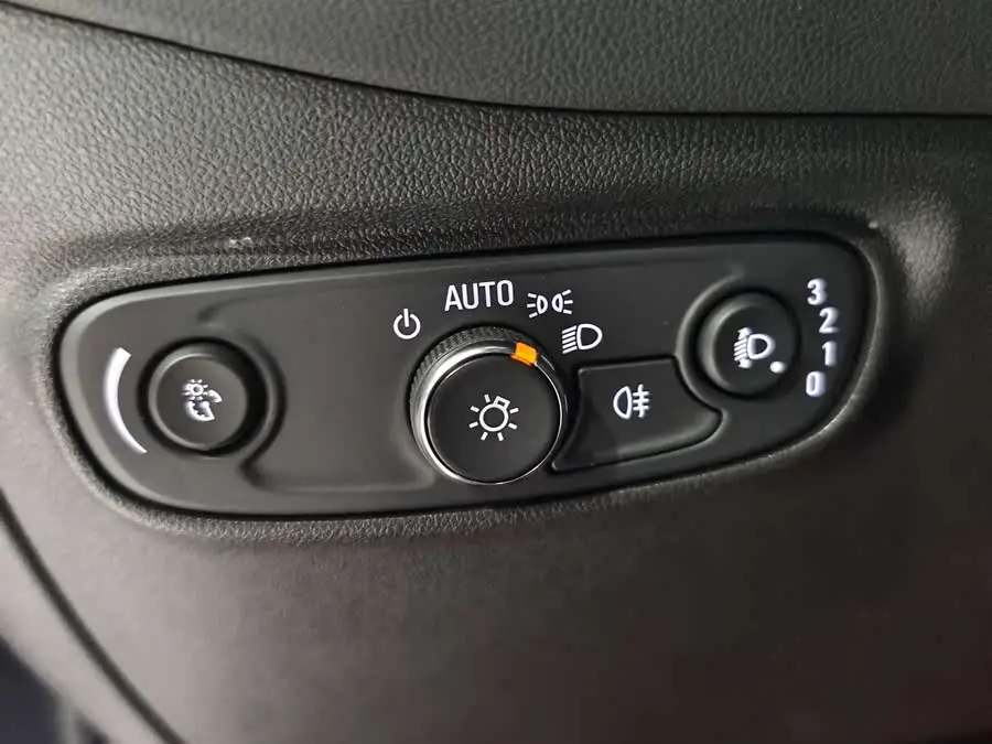 2022 شيفروليه تتبع 550T RS إصدار استكشاف ذكي