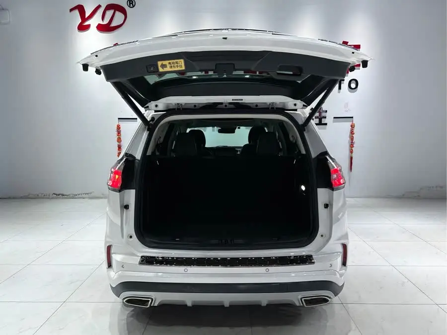 2021 Ford Edge PLUS EcoBoost 245 Two-Wheel Drive High-End 7-Seater