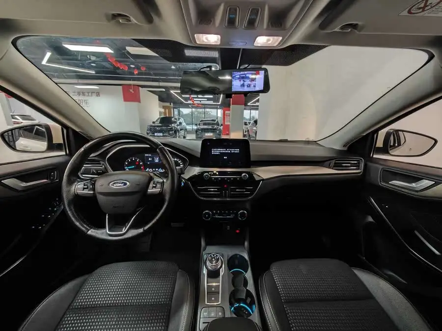 2020 فورد فوكس 3 صناديق EcoBoost 180 أوتوماتيكي عصري