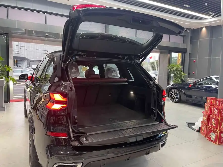 بي إم دبليو X5 2023 xDrive 40Li باقة M الرياضية الفاخرة