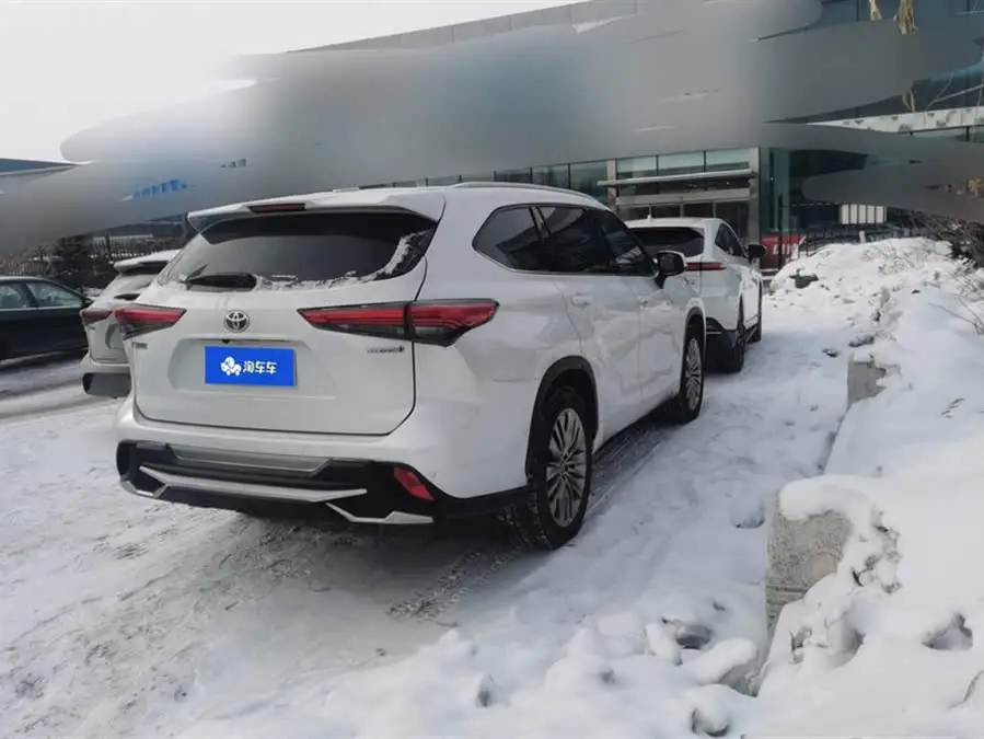 هايلاندر 2022 هايبرد 2.5 لتر دفع رباعي فئة متميزة 7 مقاعد