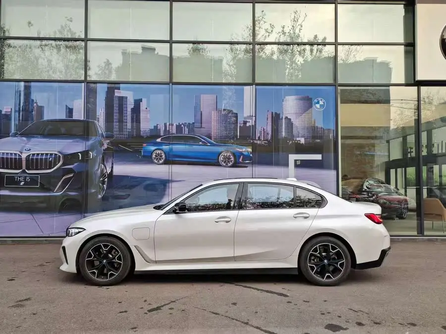 بي إم دبليو i3 2023 طراز eDrive 40 L مجموعة الليل