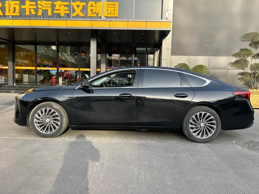 بيوك لاكروس 2023 28T بريميوم