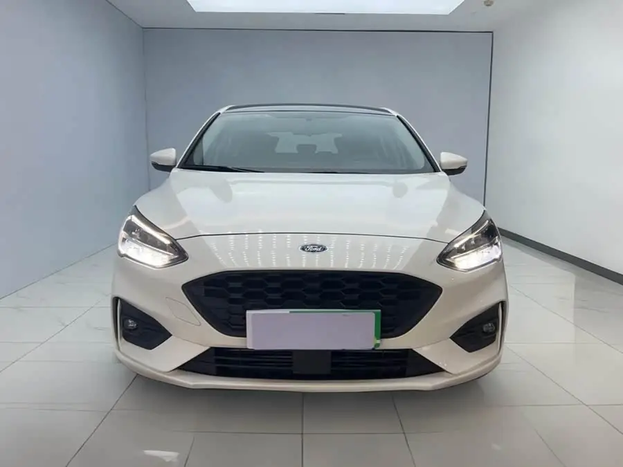 2021 فورد فوكس هاتشباك إيكوبوست 180 أوتوماتيكي