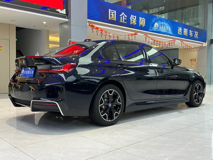 بي إم دبليو i3 2023 eDrive 40 L مجموعة الليل