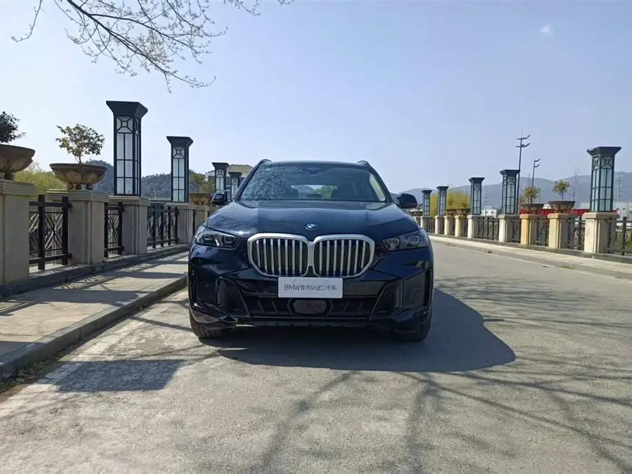 بي إم دبليو X5 2023 xDrive 30Li فئة M الرياضية المتميزة حزمة الليل