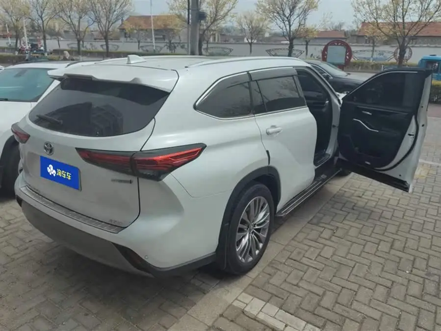 هاي لاندر 2022 هايبرد 2.5 لتر دفع رباعي بريميوم 7 مقاعد