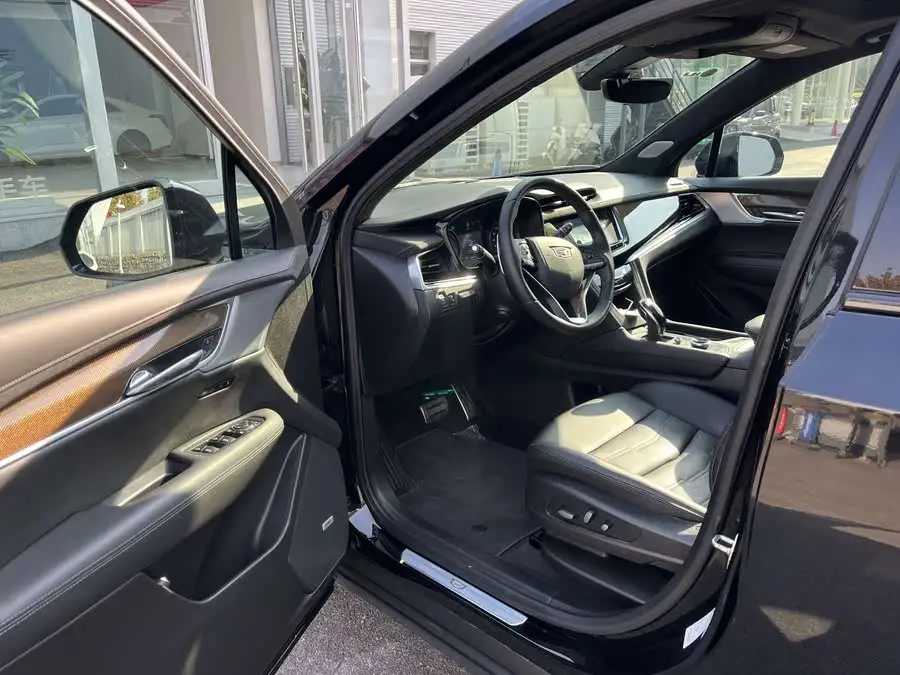 كاديلاك XT6 2022 2.0T بستة مقاعد دفع رباعي بلاتينيوم