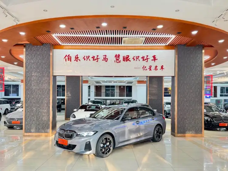 BMW i3 2023 eDrive 40 L Night Edition