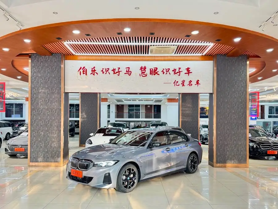 بي إم دبليو i3 2023 eDrive 40 L مجموعة الليل