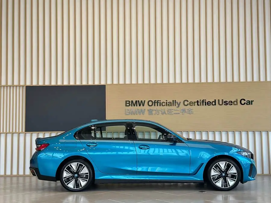 بي إم دبليو i3 2023 eDrive 40 L حزمة الرياضة الليلية