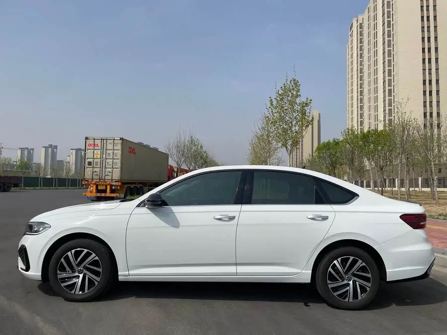 لافيدا 2024 300TSI DSG النسخة الرائدة في السماء