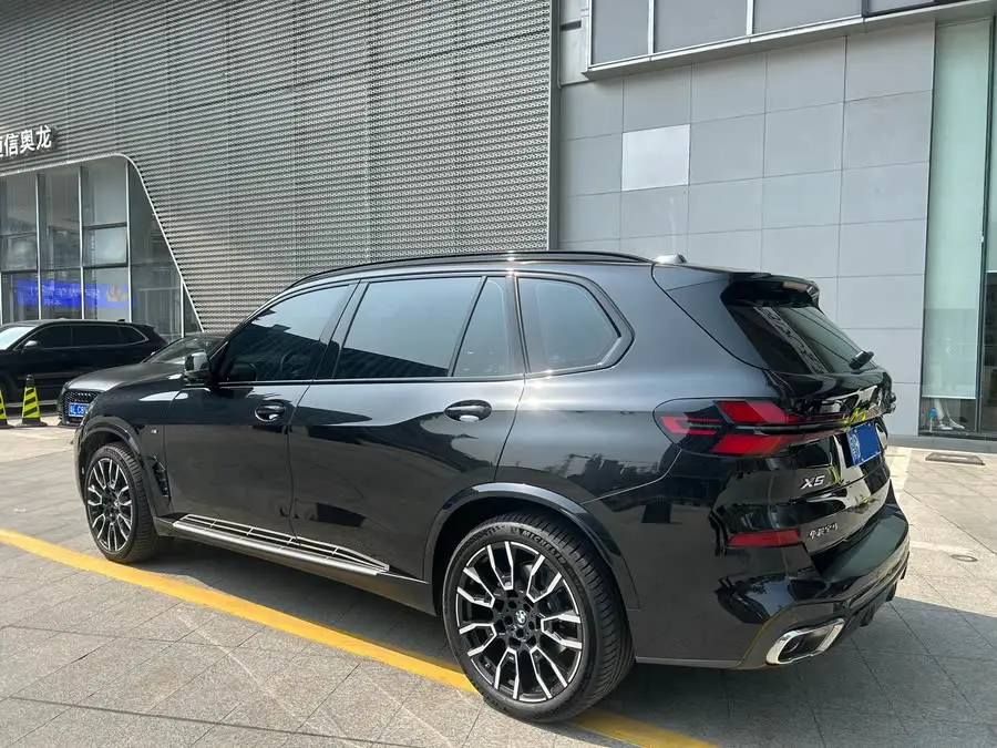بي إم دبليو X5 2023 xDrive 40Li حزمة M الرياضية
