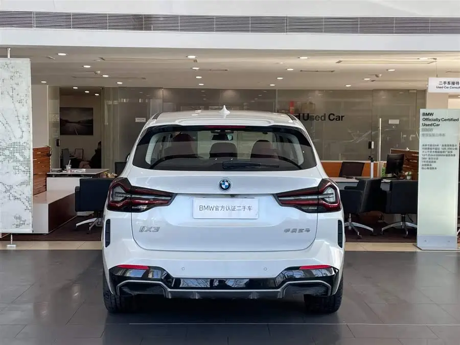 بي إم دبليو iX3 2023 طراز القيادة