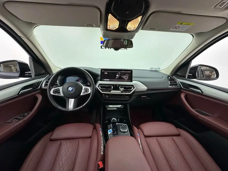 بي إم دبليو iX3 2022 الطراز القيادي