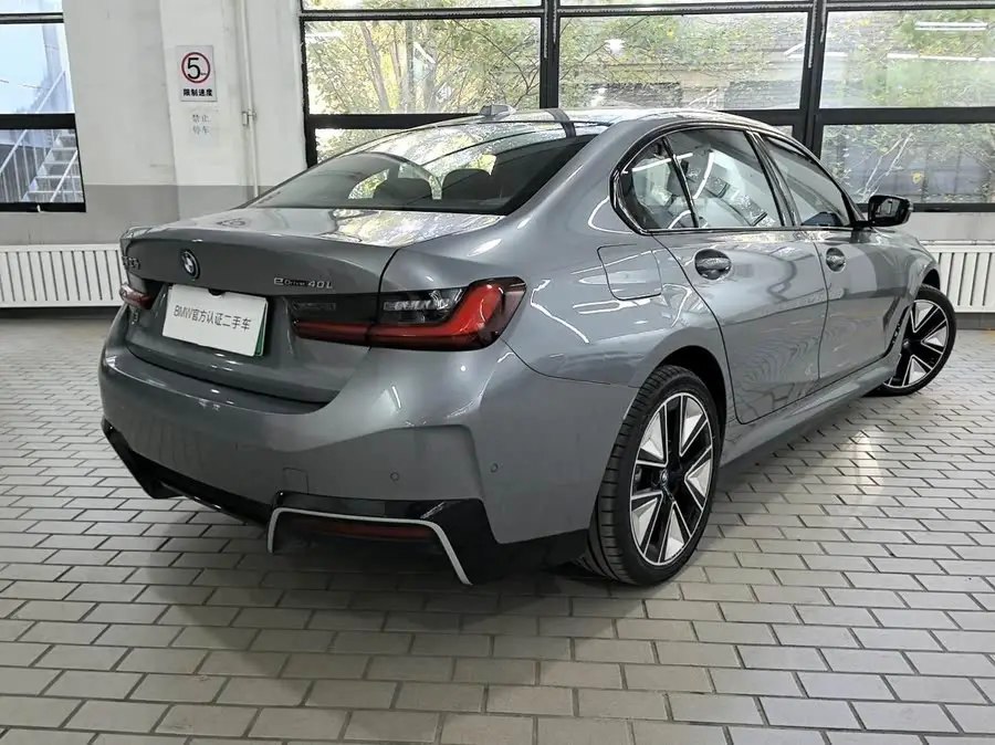 بي إم دبليو i3 2024 eDrive 40L حزمة الرياضة الليلية