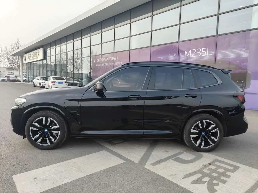 BMW iX3 2023 Leading Edition