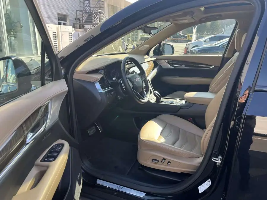 كاديلاك XT6 2022 2.0T ستة مقاعد دفع رباعي بلاتينيوم