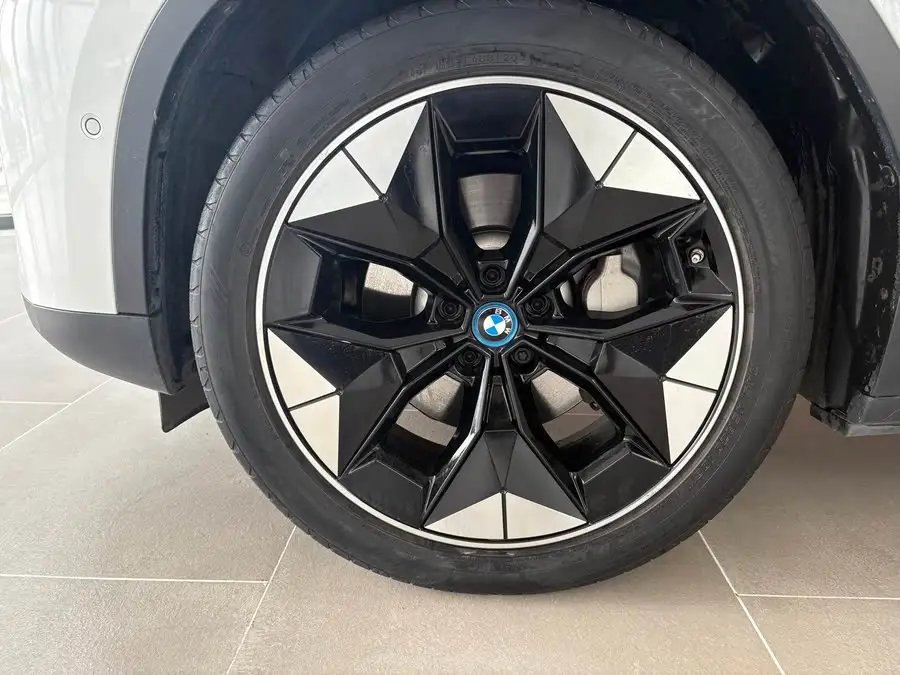 بي إم دبليو iX3 طراز 2021 إصدار قيادة