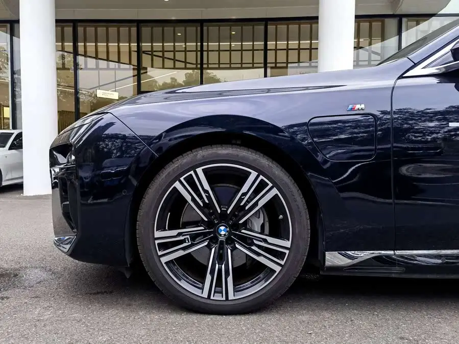بي إم دبليو i7 2023 طراز eDrive50L مجموعة M الرياضية الحصرية