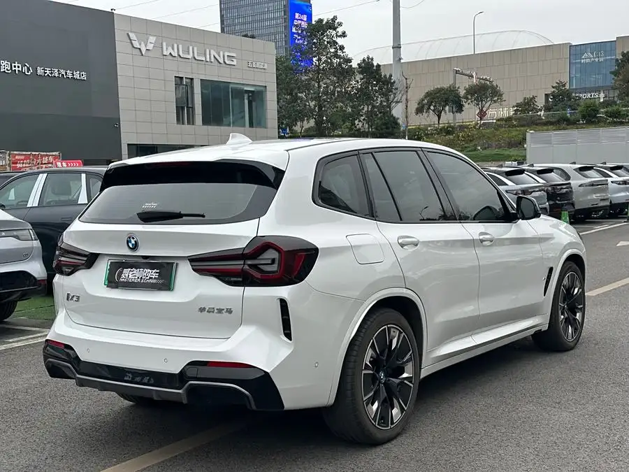 بي إم دبليو iX3 2023 إصدار رائد