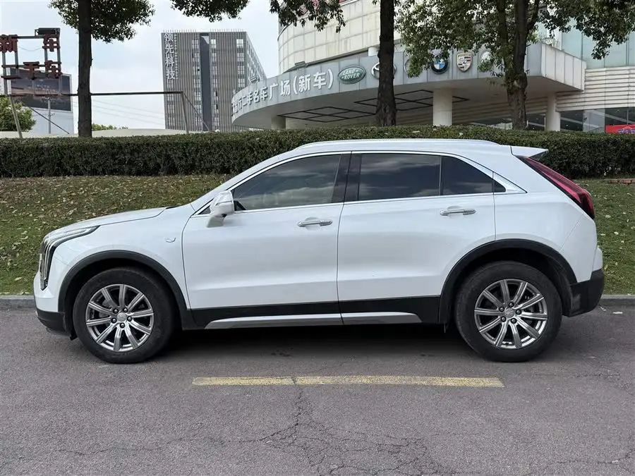 كاديلاك XT4 2022 28T فاخرة ذات دفع ثنائي