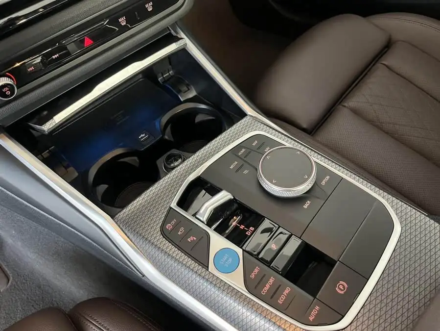 بي إم دبليو i3 2023 eDrive 40 L حزمة الرياضة الليلية