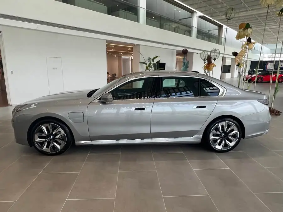 بي إم دبليو i7 2023 eDrive50L باقة الرفاهية الحصرية