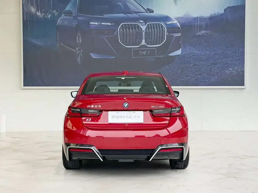 بي إم دبليو i3 2023 eDrive 40 L حزمة رياضية ليلية